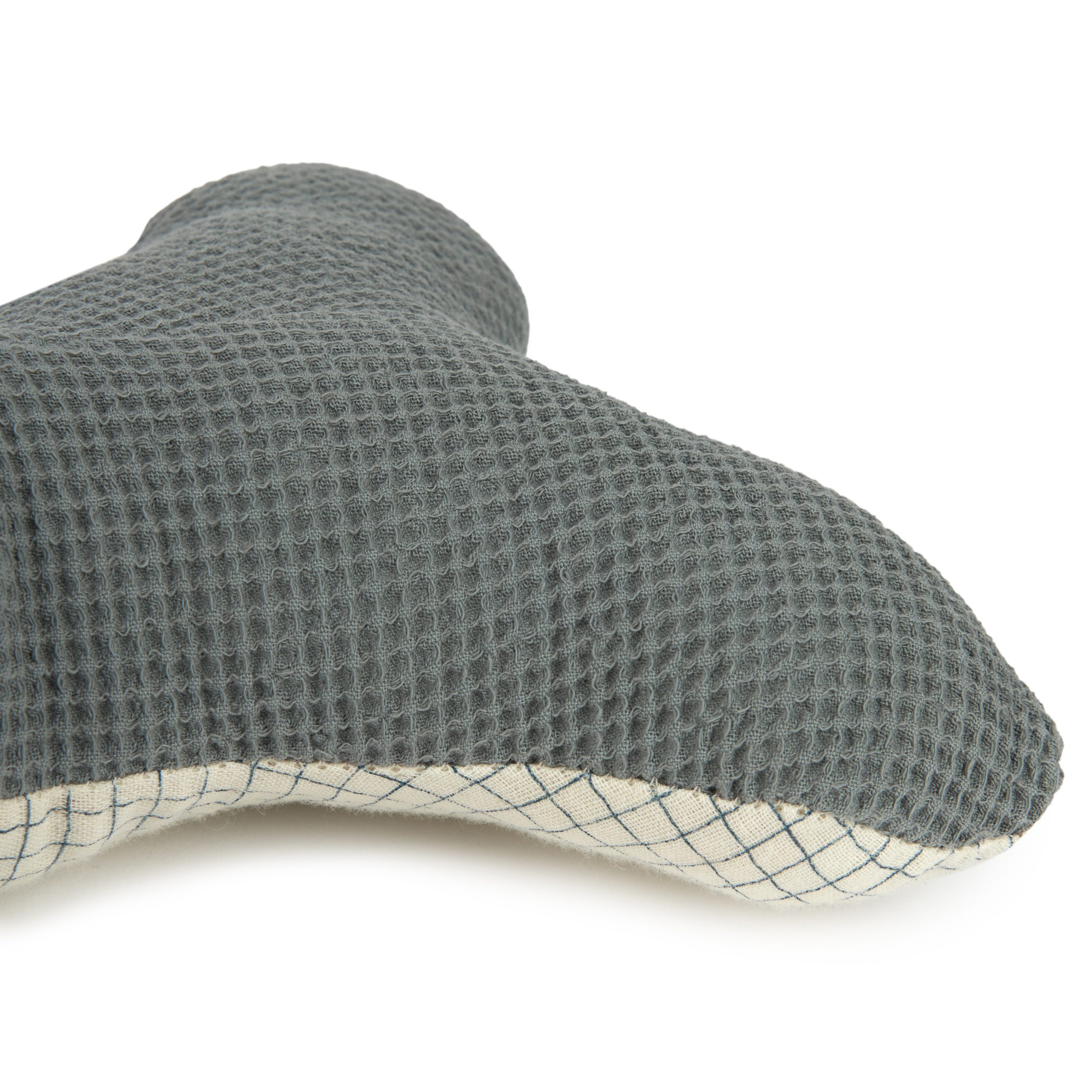 Zoom sur la texture nid d’abeille du coussin baleine bleu Nobodinoz.