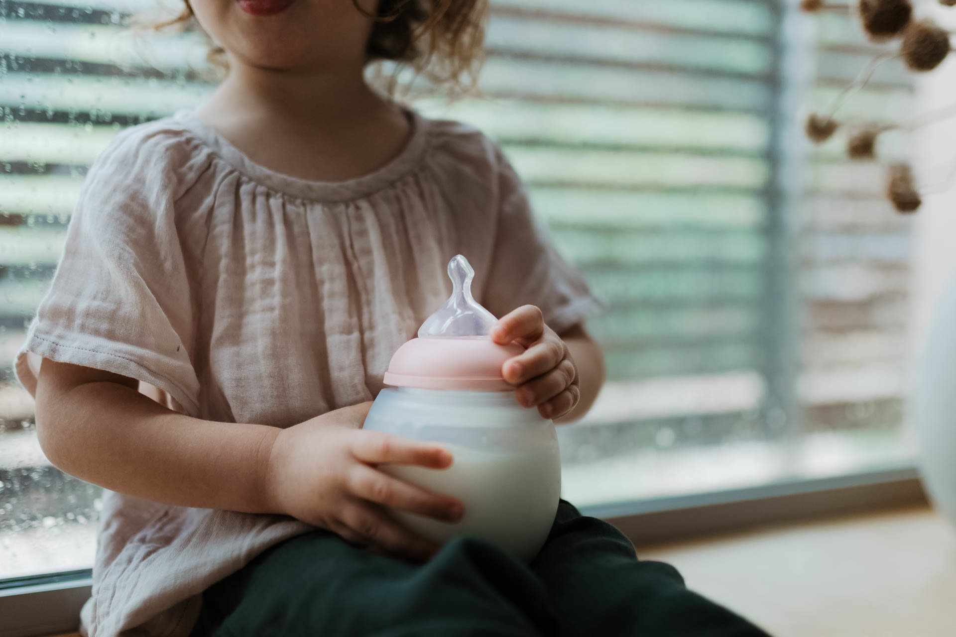 Biberon Élhée rose poudré – biberon en silicone souple, anti-colique et incassable pour bébé
