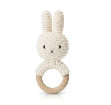 Hochet en crochet Miffy blanc Just Dutch en crochet de coton avec anneau en bois pour bébé