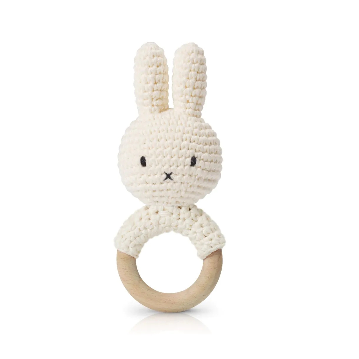 Hochet en crochet Miffy blanc Just Dutch en crochet de coton avec anneau en bois pour bébé