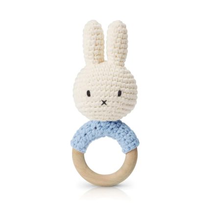 Hochet pour bébé Miffy bleu pastel Just Dutch en crochet de coton avec anneau en bois