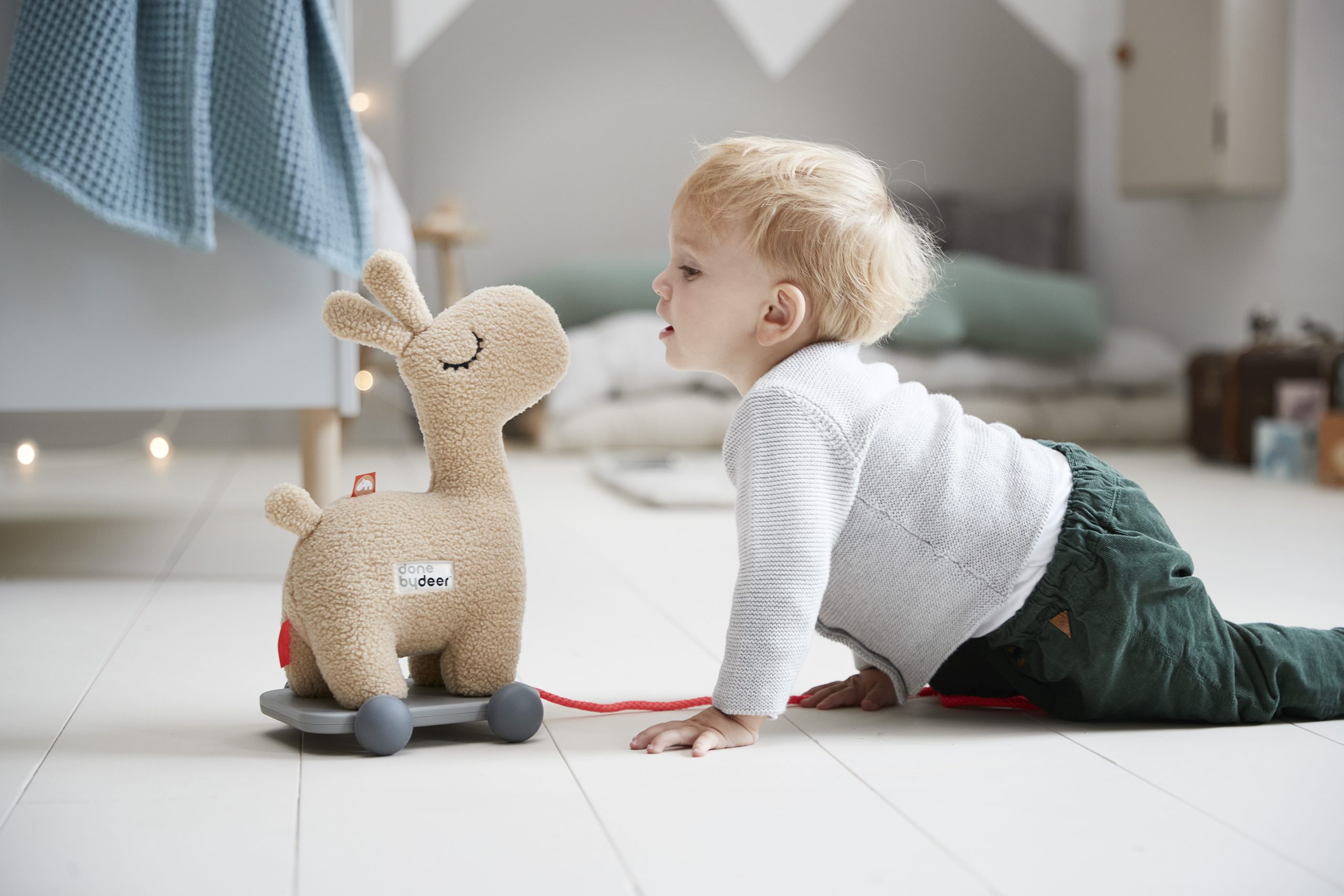 Jouet à tirer Lama Lalee sable Done By Deer – peluche amovible sur roues, idéale pour encourager les premiers pas de bébé