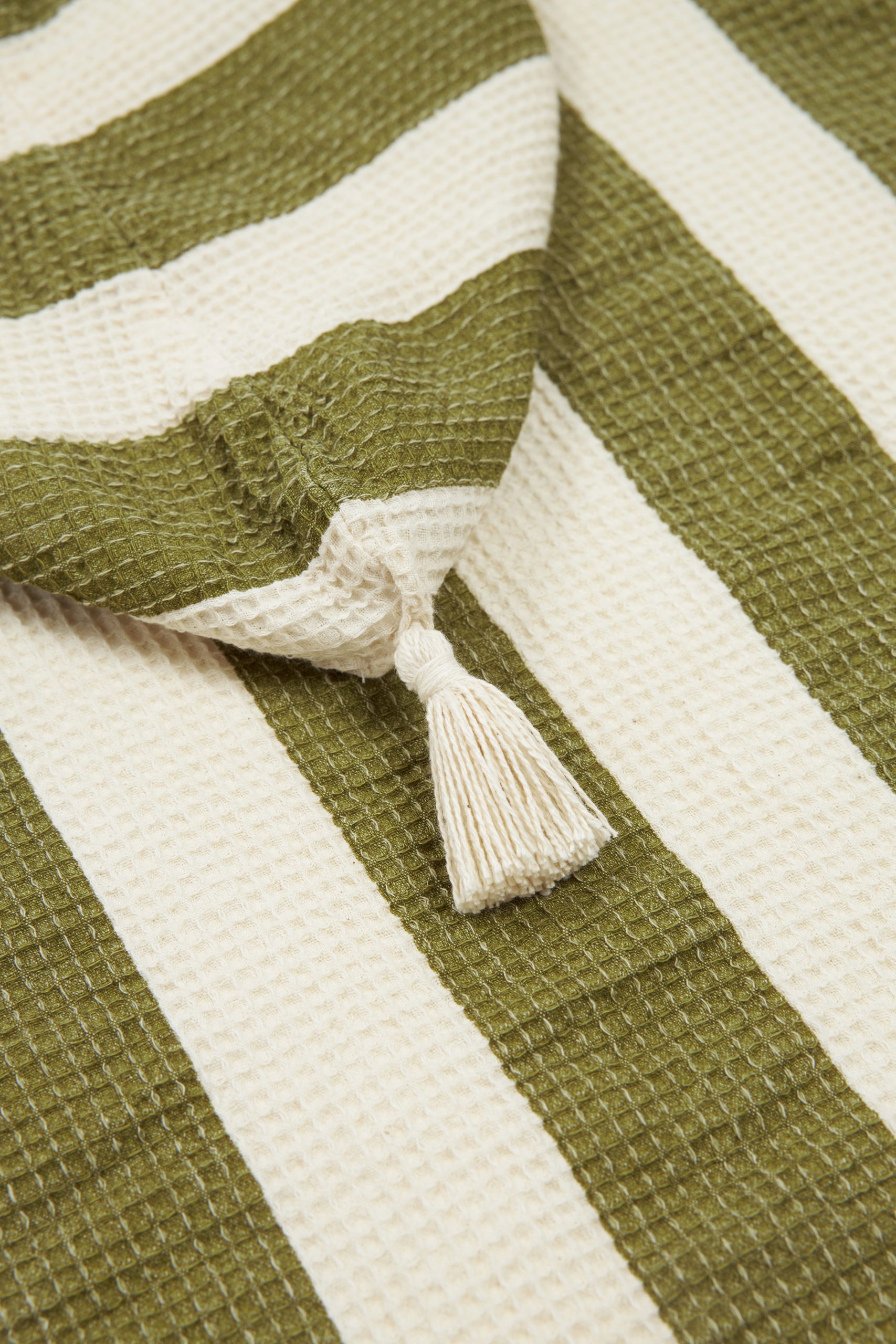 Détail capuche poncho de bain bébé vert Nobodinoz en coton bio.