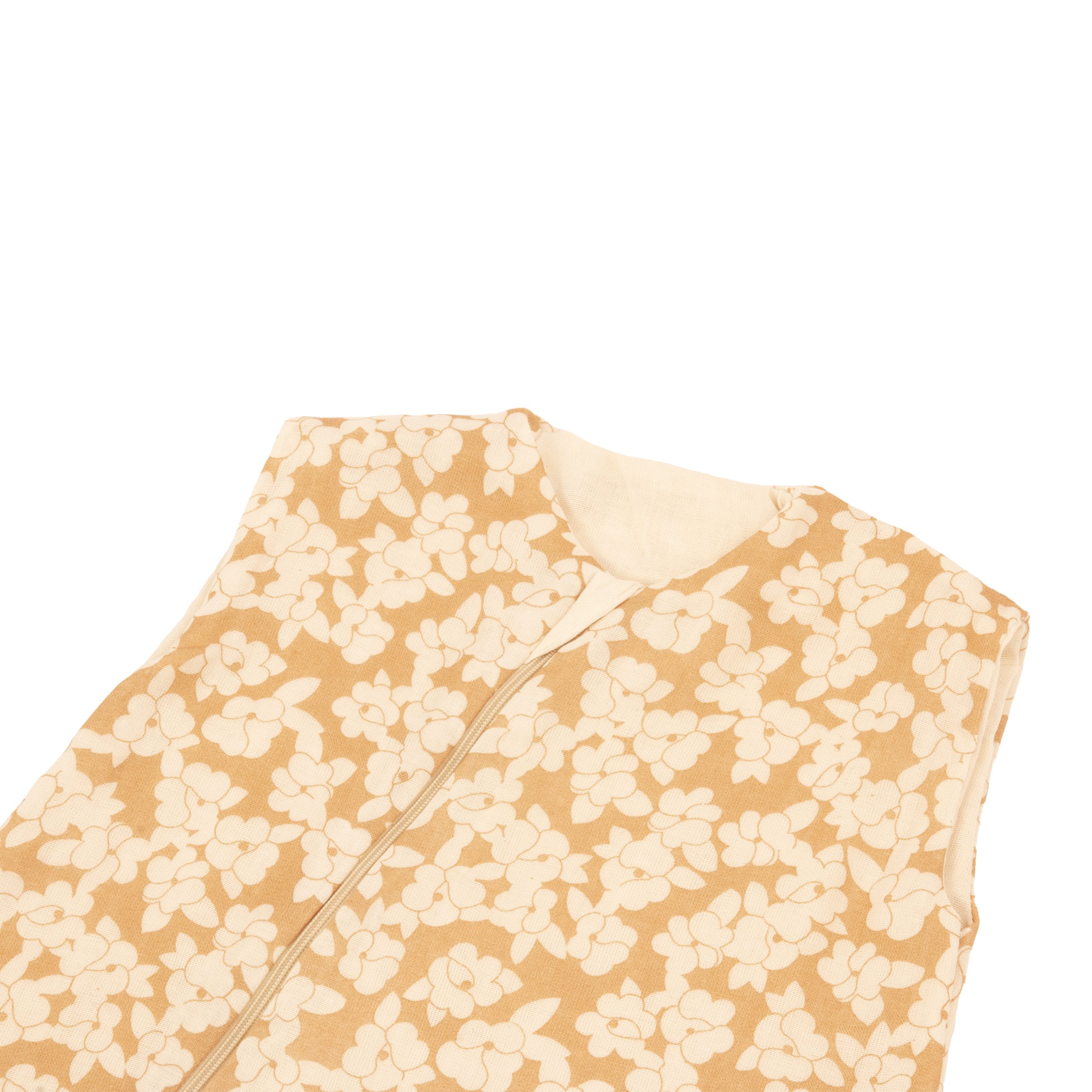 Détail du col et de la fermeture zippée de la gigoteuse bébé été fleurs Nobodinoz motif fleuri