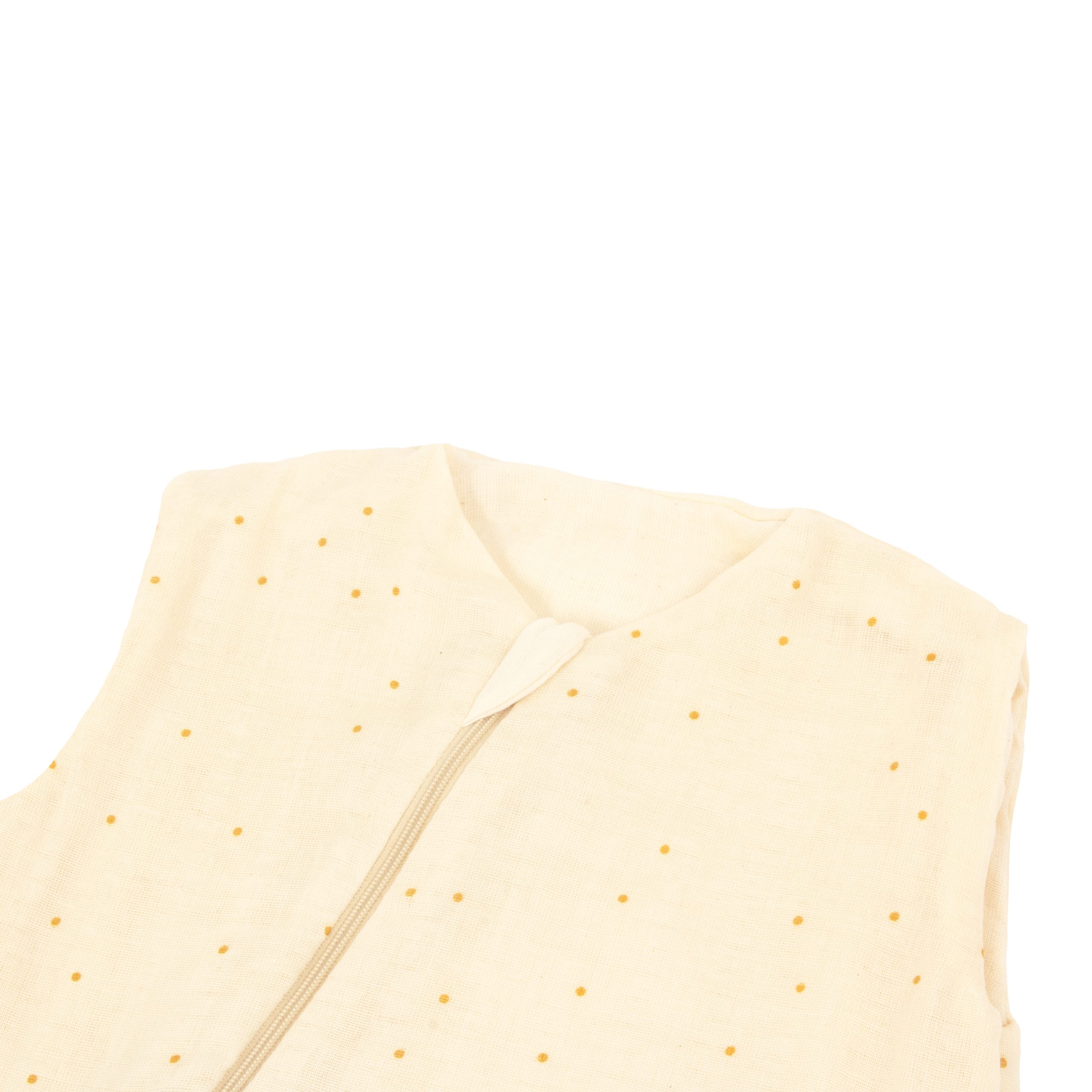 Détail du col et du tissu de la gigoteuse bébé été Nobodinoz Natural Sweet Dots en coton bio beige à pois dorés.