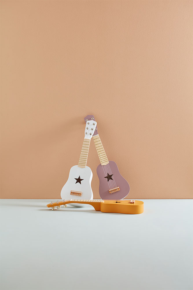 Guitares en bois Kid’s Concept de différentes couleurs posées ensemble