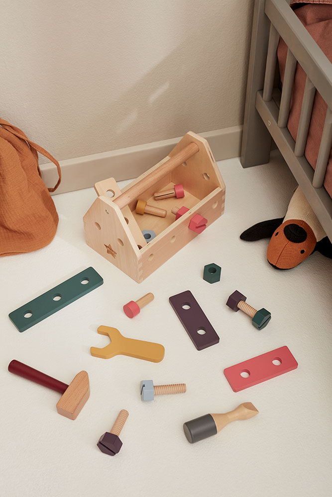Caisse à outils Kid’s Concept dans une chambre d’enfant avec jouets bricolage en bois.