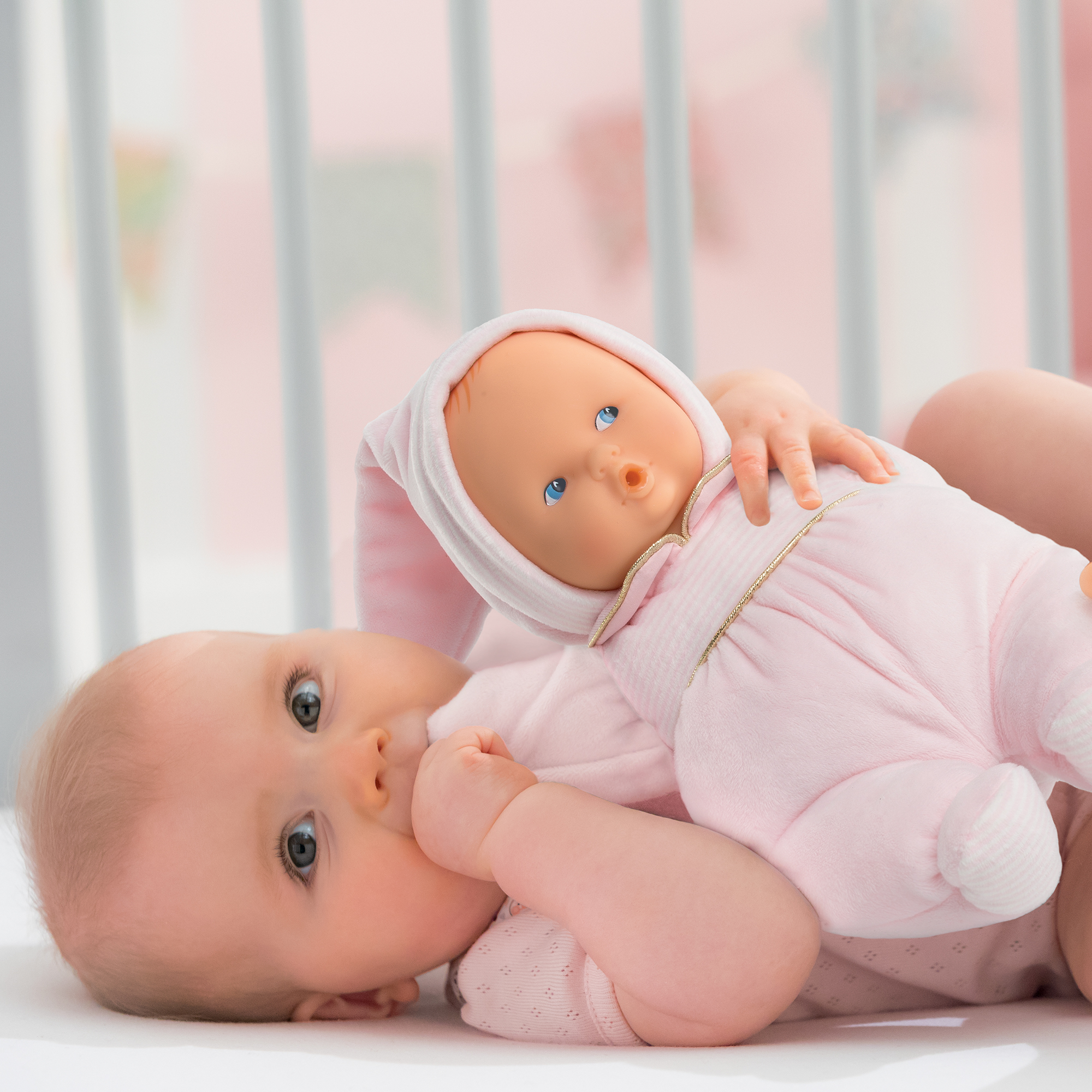 Bébé câline le doudou Corolle Babipouce rose dans son lit