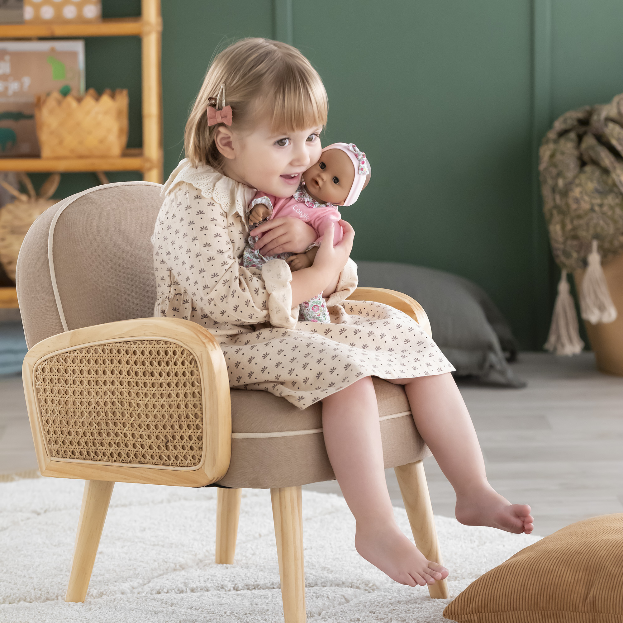 petite fille câlinant le poupon fille Corolle Bébé Calin Maria