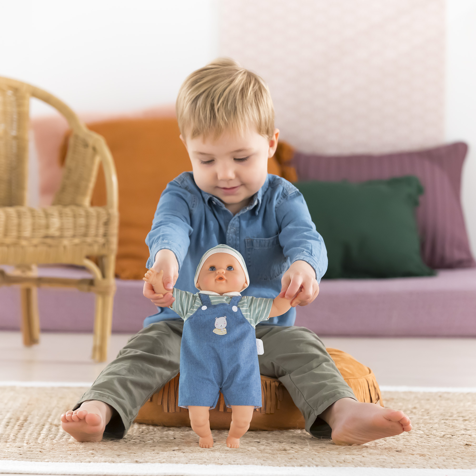 petit garçon jouant avec le poupon garçon Corolle Bébé Calin Maël