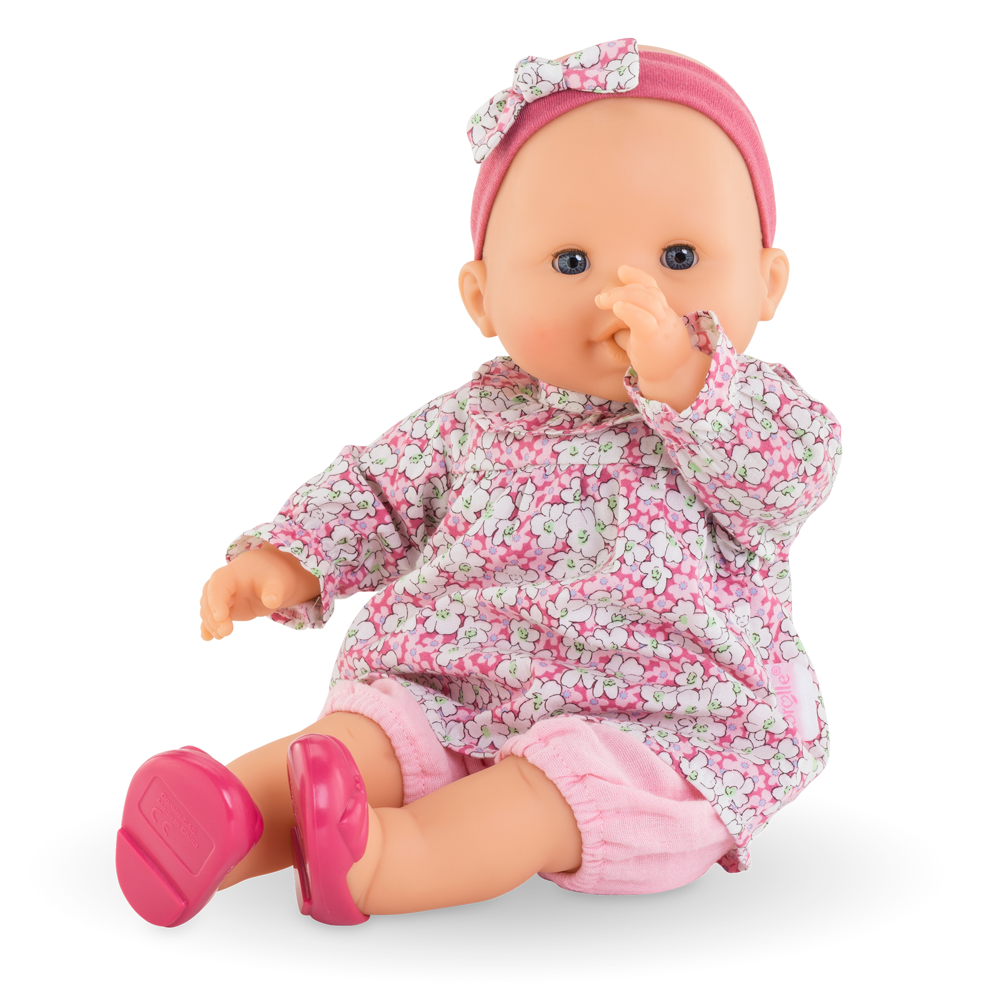 Poupon Louise 36 cm – Corolle – image détourée en position assise avec le pouce dans la bouche – grand poupon réaliste au corps souple