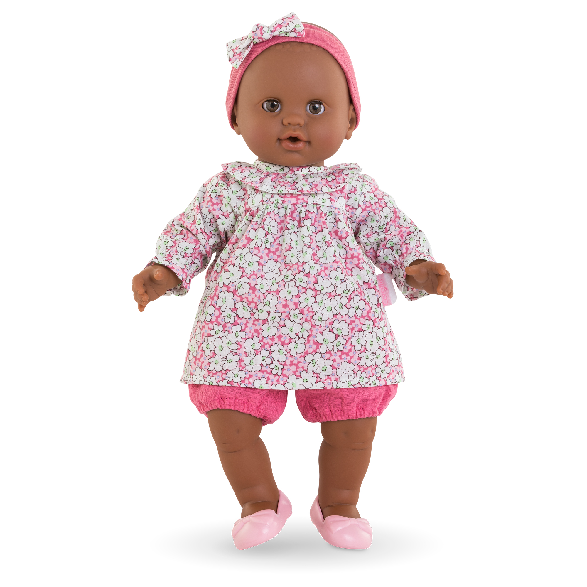 Poupon Corolle Lilou 36 cm vêtu d’une robe fleurie rose et de ballerines assorties.