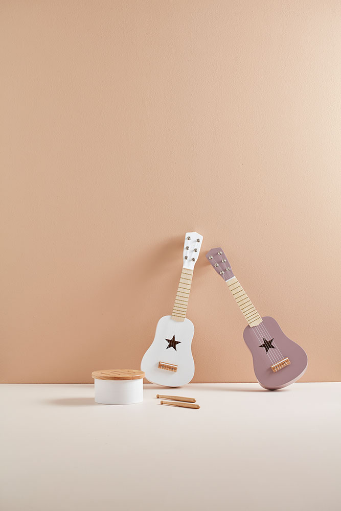 Tambour bébé blanc Kid’s Concept accompagné de deux guitares en bois