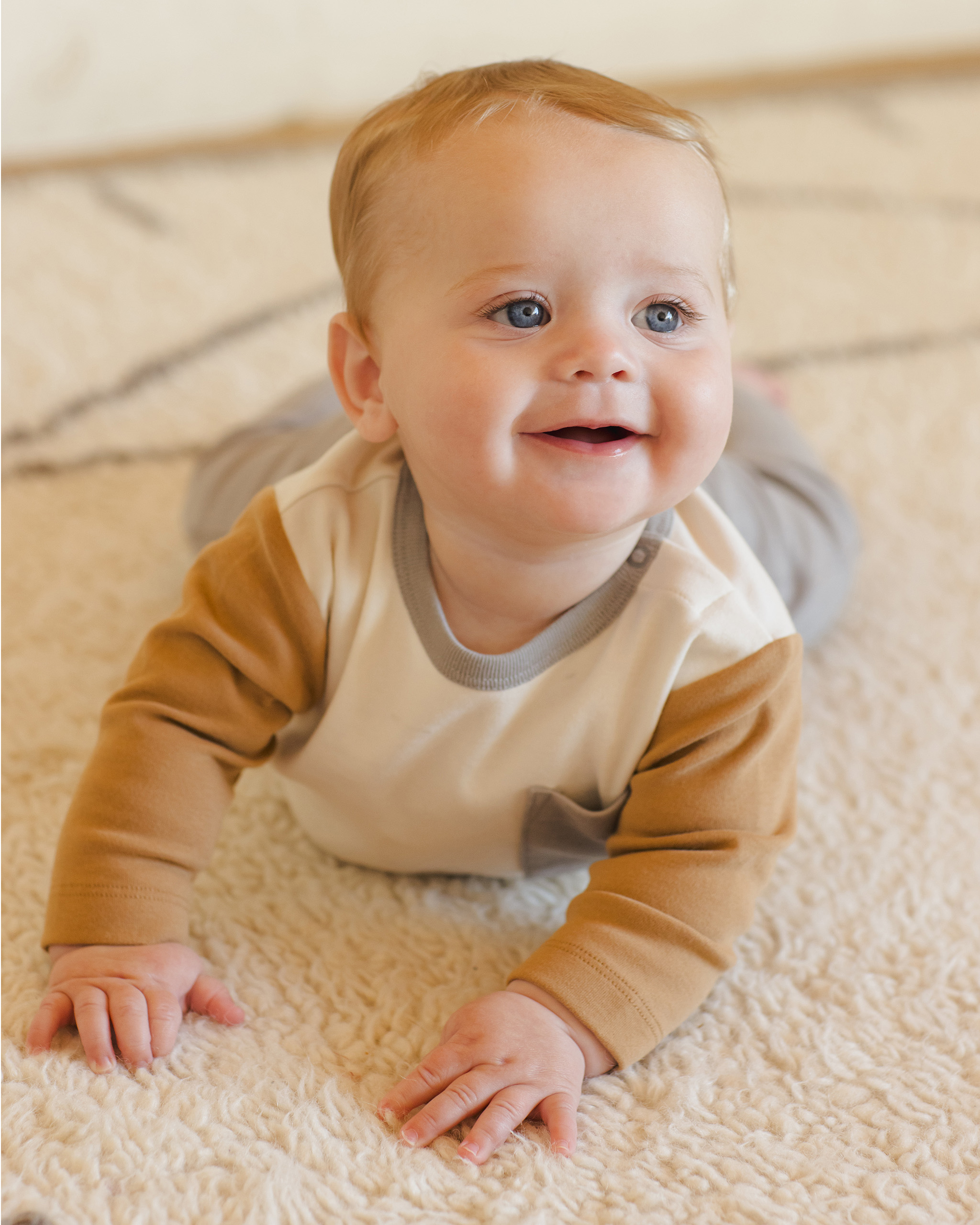 Look bébé Quincy Maé en coton bio ocre – mode bébé confortable et naturelle