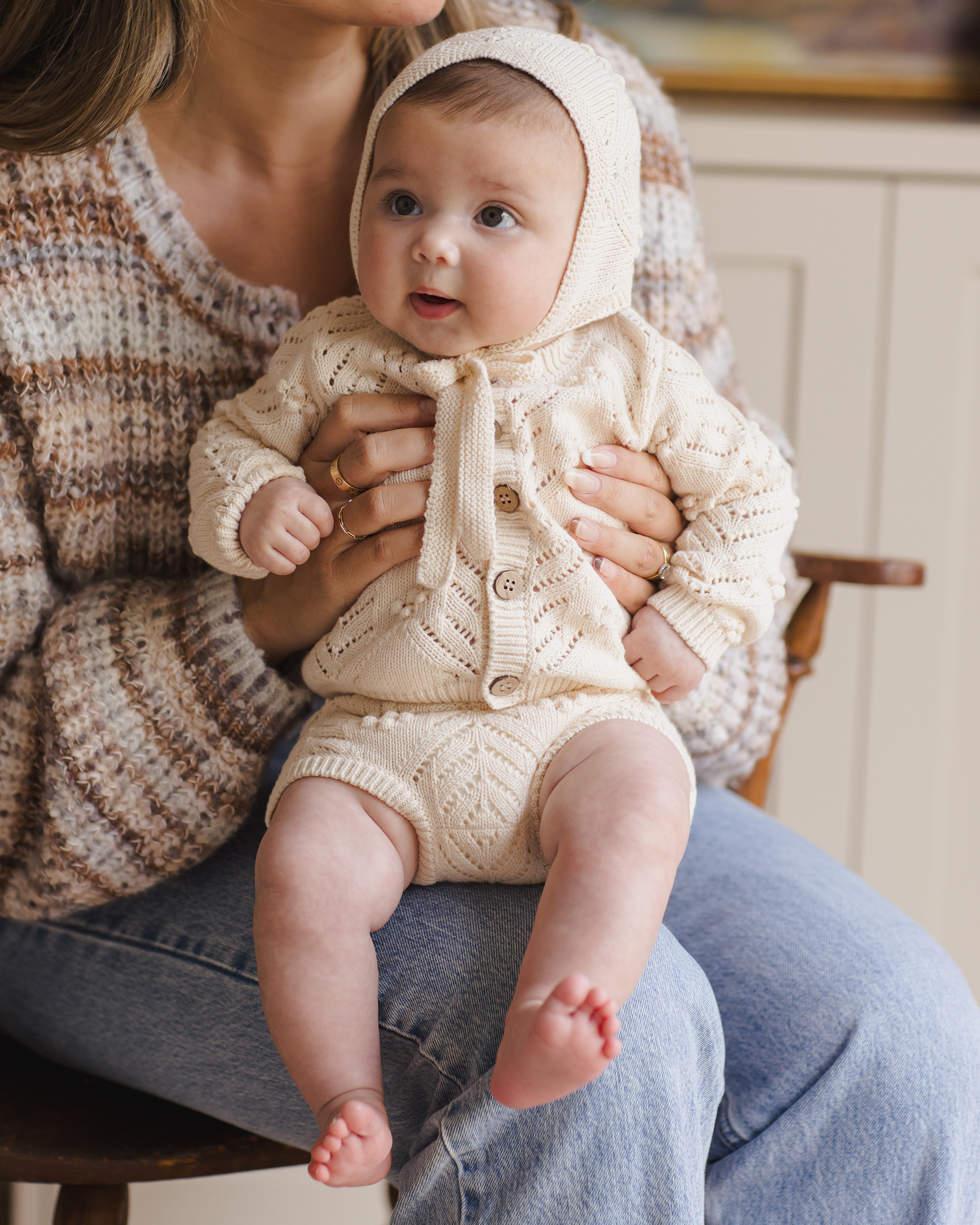 Bébé en cardigan en maille écru Quincy Mae – look mode bébé fille ou garçon