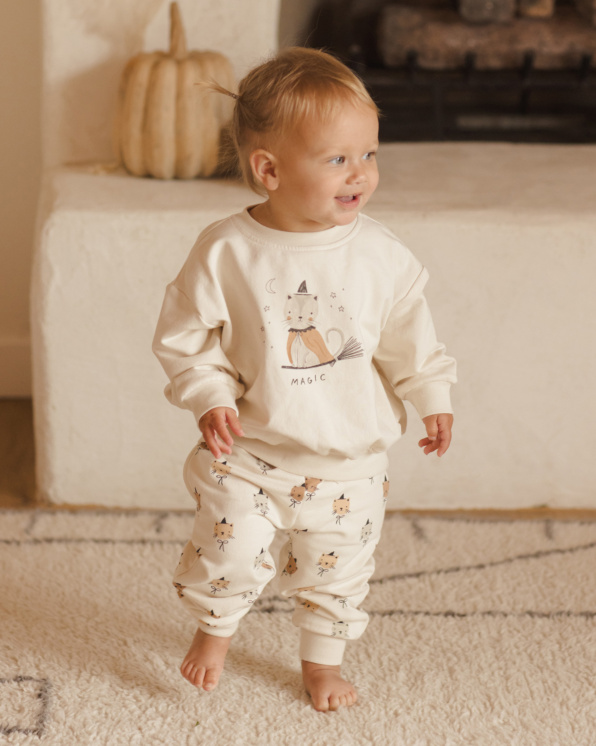 Bébé habillé en vêtements Quincy Mae – sweat et pantalon Magic en coton
