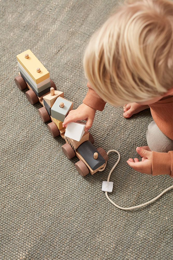 Train avec cubes empilables en bois - Naturel Kid's Concept enfant qui joue