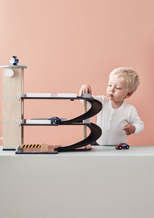 Enfant qui joue Parking à voitures Aiden en bois Kid's Concept 2