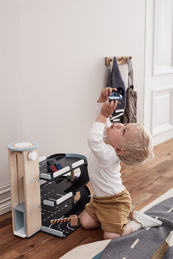 Enfant qui joue Parking à voitures Aiden en bois Kid's Concept