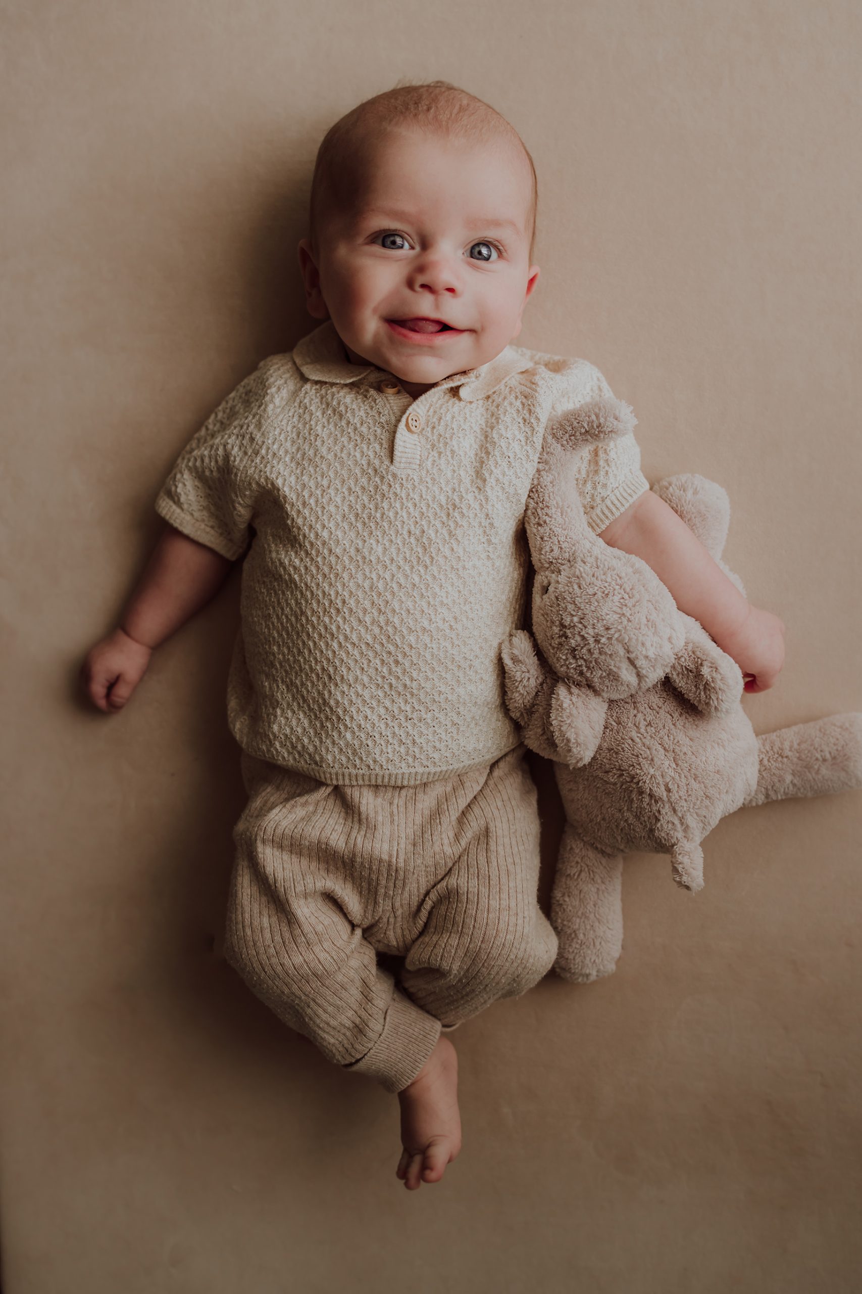 Bébé tient la peluche bruit blanc éléphant Flow Amsterdam