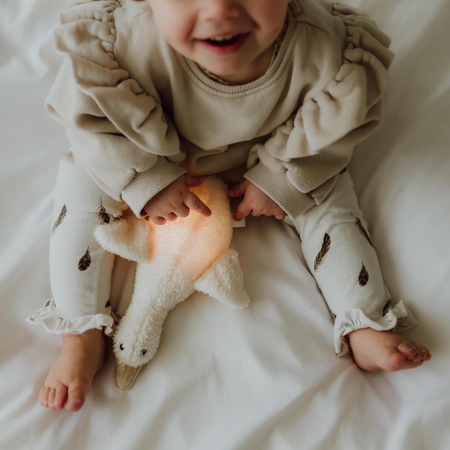 Bébé jouant avec la peluche lumineuse Liva Flow Amsterdam