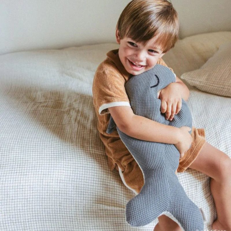 Enfant tenant une peluche coussin baleine de la marque Nobodinoz – image mise en avant du concept store bébé Today Is Sunday