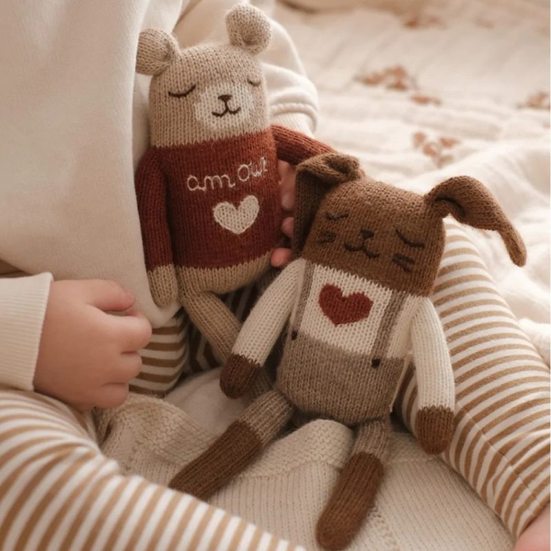 Deux doudous en laine alpaga Main Sauvage, ourson et lapin, parfaits comme cadeaux de naissance