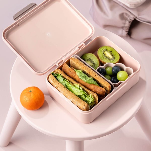 Boîte à goûter enfant rose ouverte contenant des sandwichs, fruits et compartiments – Done by Deer