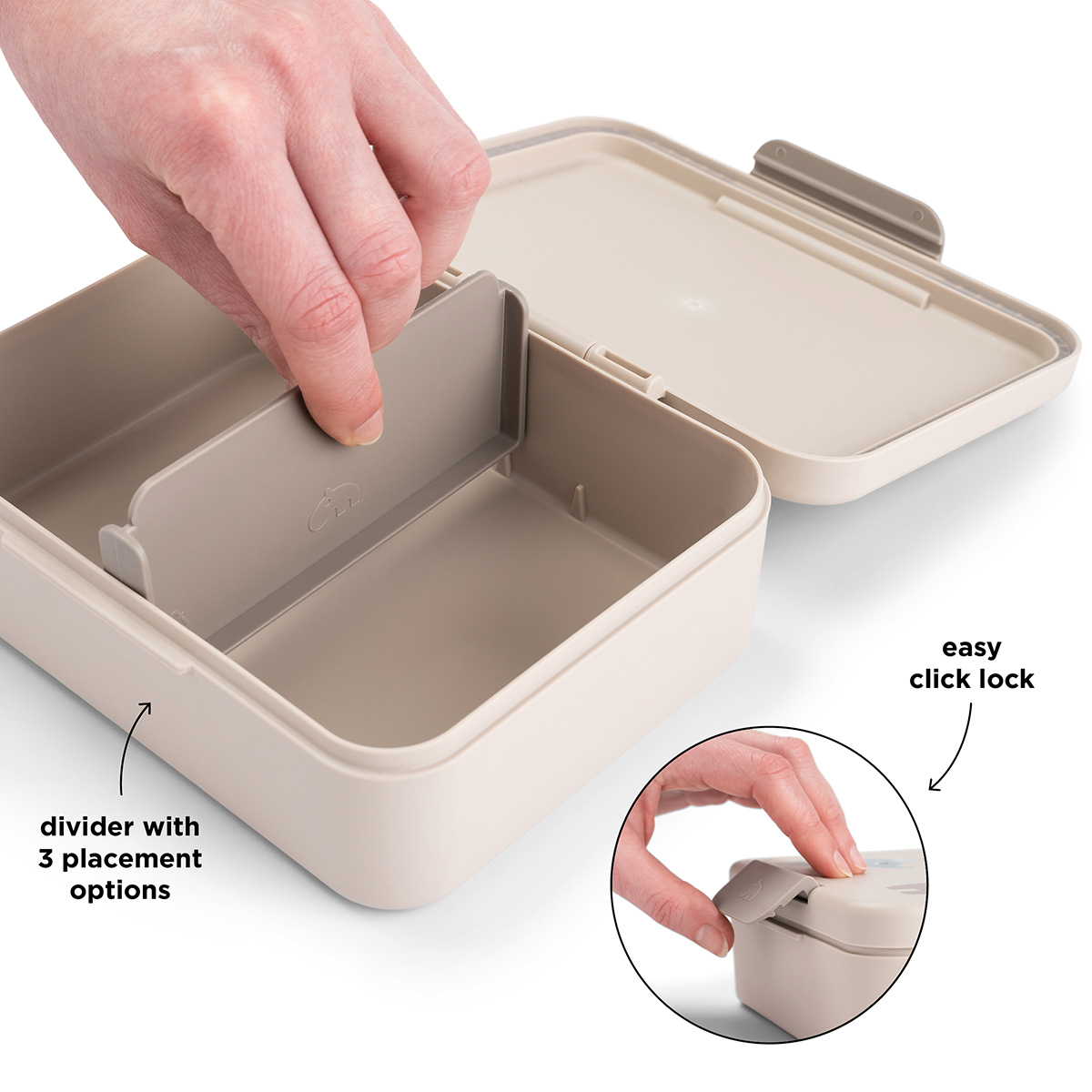 Main qui place le séparateur dans la boîte à goûter Done by Deer sable avec fermeture clic facile