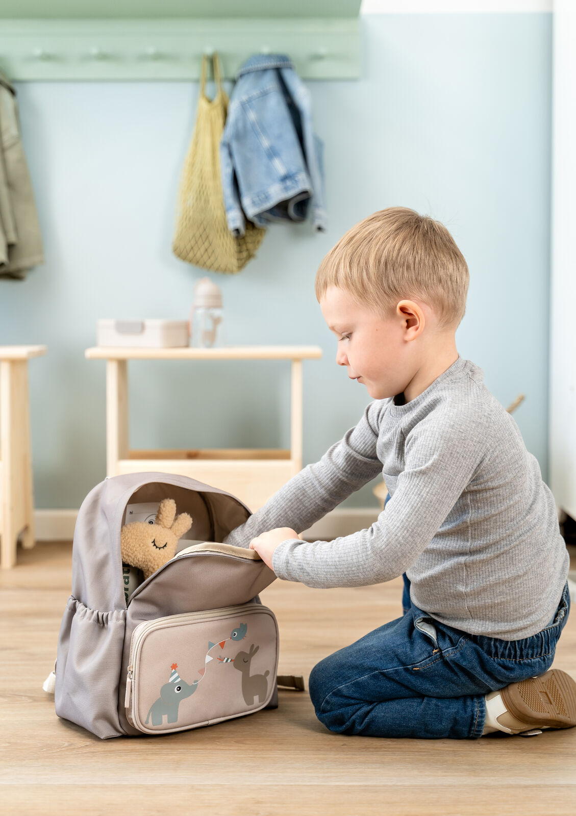 Enfant utilisant le sac à dos maternelle Done By Deer sable avec illustration Elphee