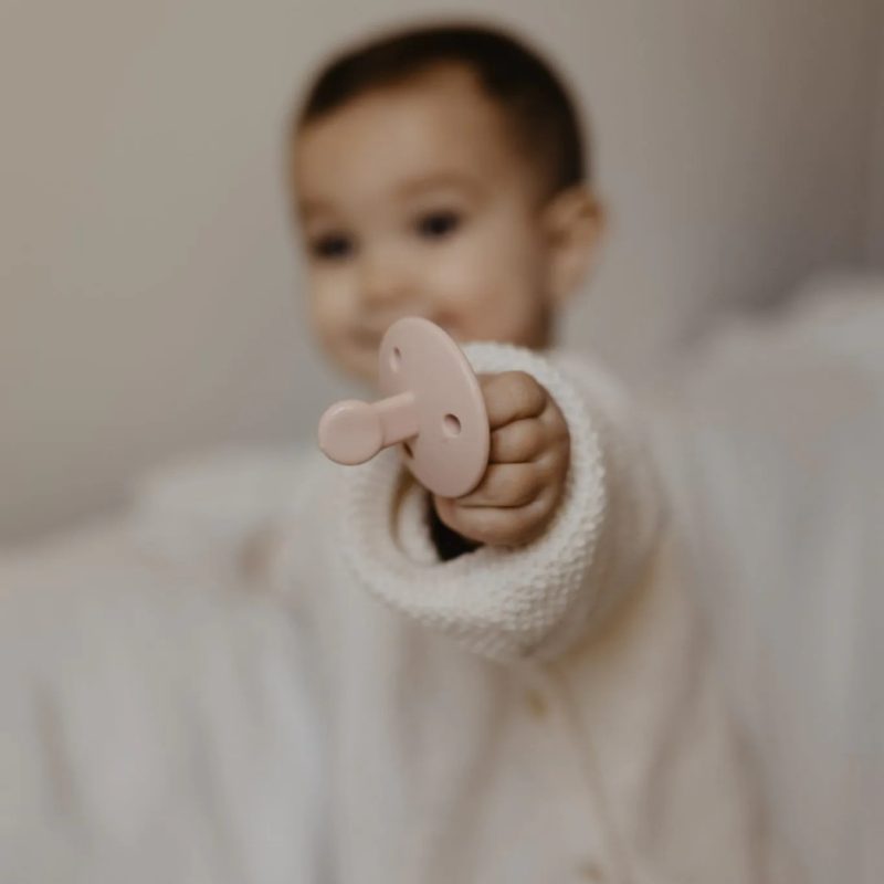 Une sucette légère et facile à attraper, même pour les petites mains.