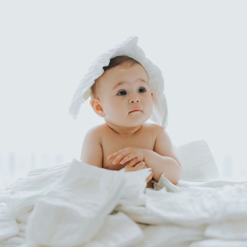 Bébé entouré de couches – combien de couches prévoir par jour
