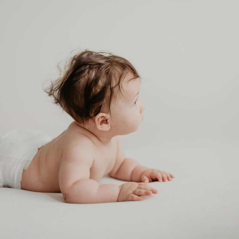Bébé allongé portant une couche – illustration du nombre de couches nécessaires par jour