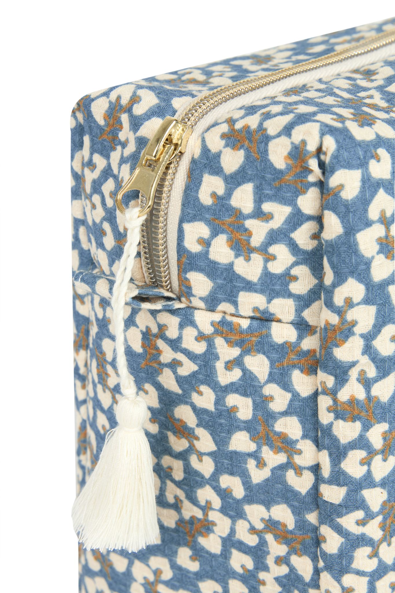 Zoom sur la fermeture éclair dorée de la trousse de toilette Nobodinoz Diva motif Blue Yumiko en coton bio