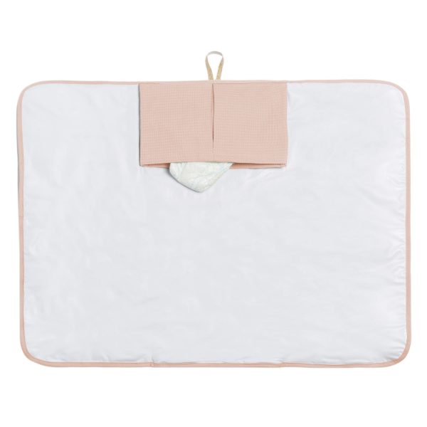 Matelas à langer nomade rose pâle Nobodinoz déplié avec poches intégrées