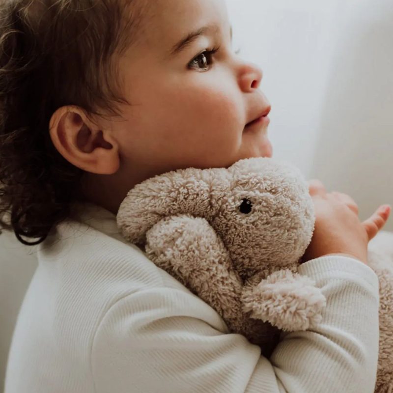 Bébé tenant une peluche bruit blanc Flow Amsterdam de couleur beige