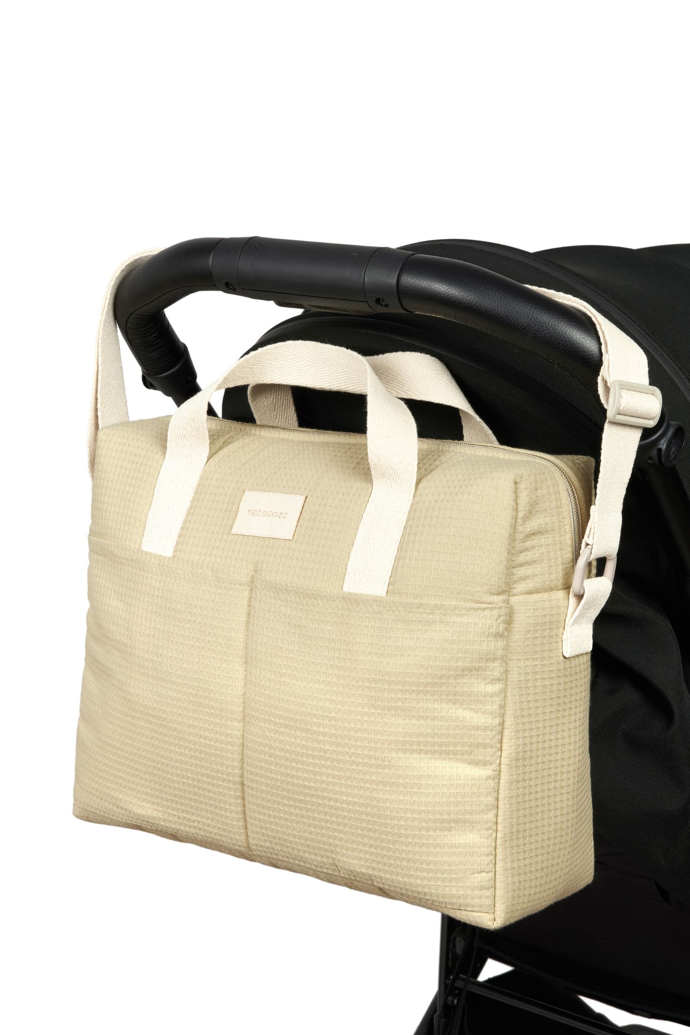 Sac à langer Nobodinoz vert d'eau attaché à la poussette