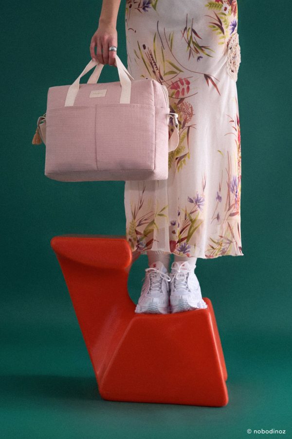 Sac à langer Gala rose pâle Nobodinoz porté à la main