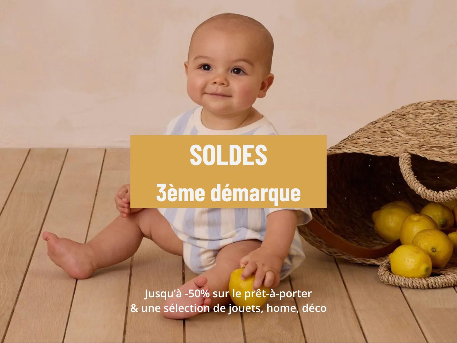 Bébé en body rayé Rylee + Cru assis sur un parquet avec des citrons, pendant la troisième démarque des soldes Today is Sunday
