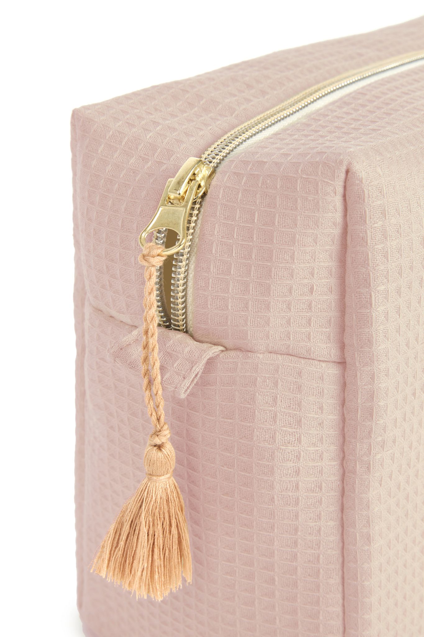 Zoom sur la fermeture et le pompon de la trousse de toilette Nobodinoz Diva rose pâle en coton bio