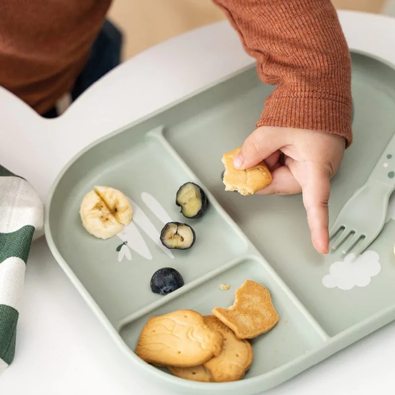 Assiette compartimentée avec fruits et goûter pour enfant de 2 ans