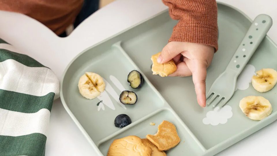 Assiette compartimentée avec fruits et goûter pour enfant de 2 ans