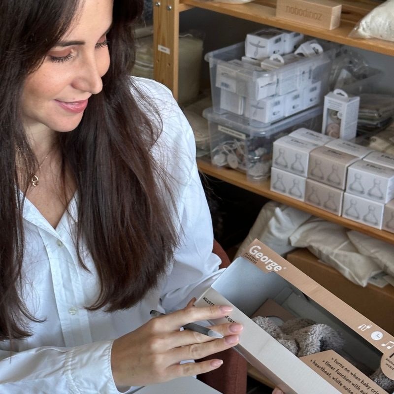 Mélanie, fondatrice de Today is Sunday, présentant un produit lors d’un atelier liste de naissance à Montpellier.