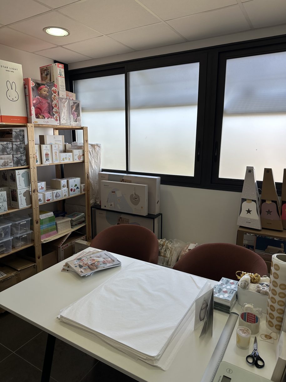 Espace atelier Today is Sunday à Castelnau-le-Lez avec table, étagères de jouets et chaises terracotta pour accueillir les rendez-vous parents et futurs parents.