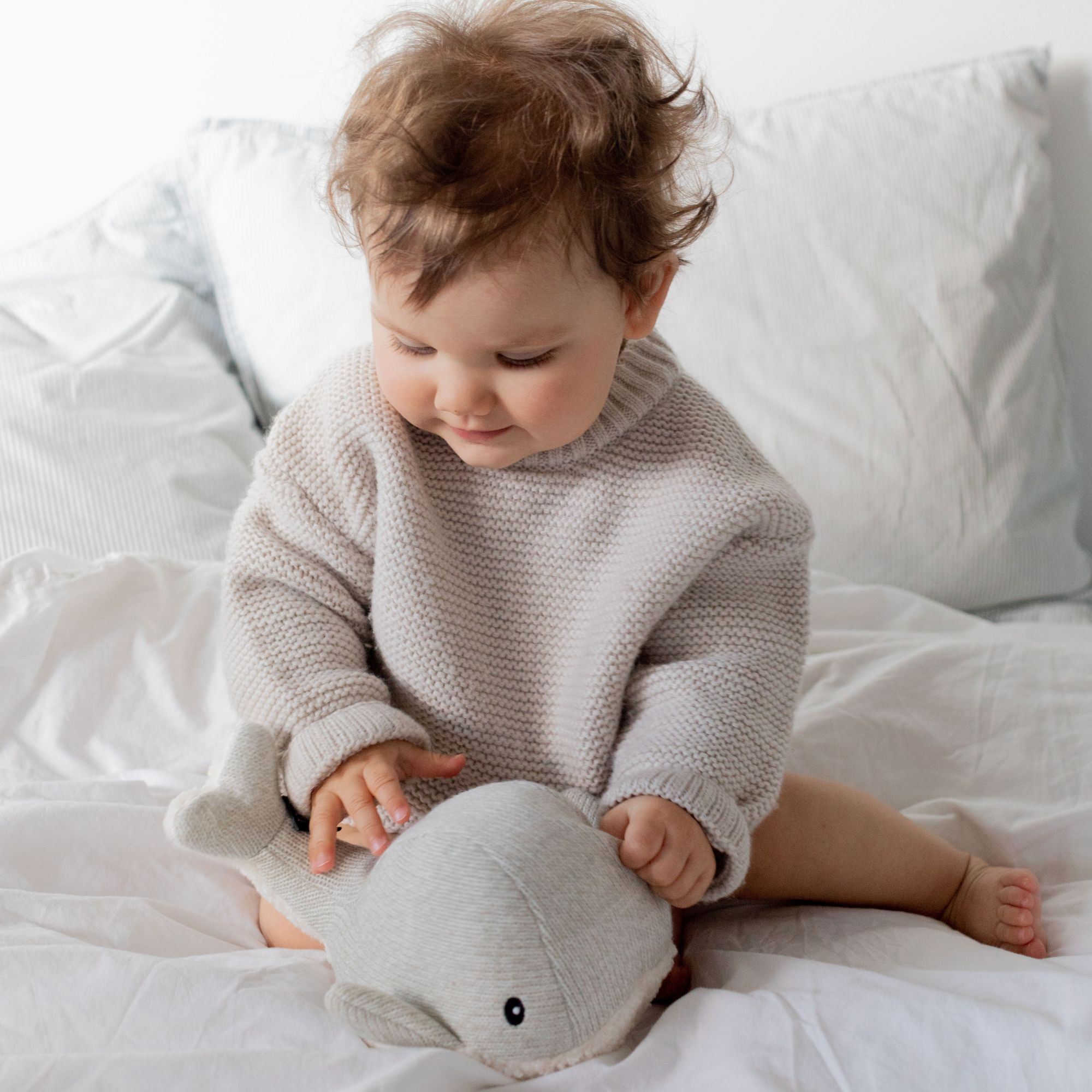 Bébé jouant avec la peluche baleine bruit blanc Flow Amsterdam