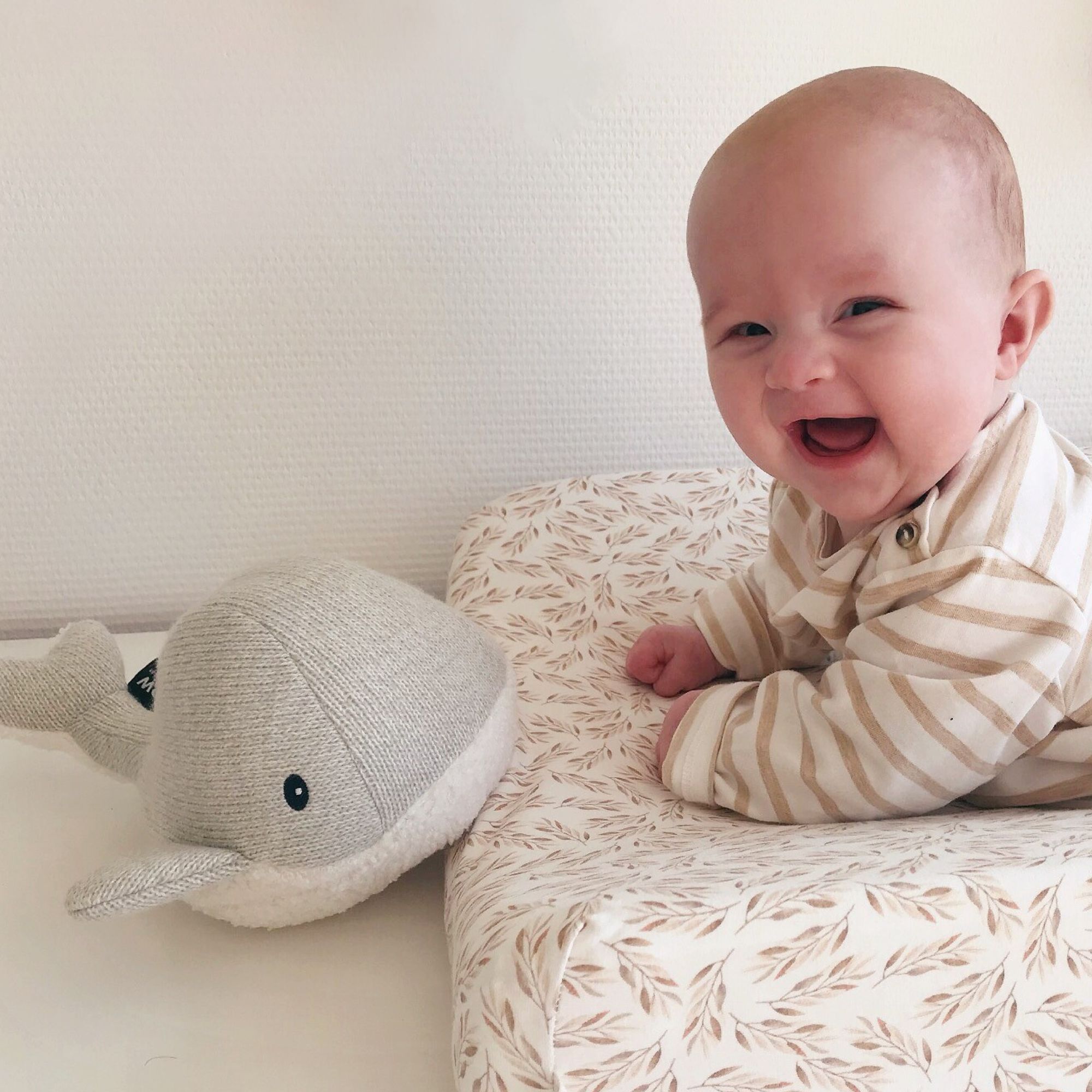 Bébé à côté de la peluche baleine bruit blanc Flow Amsterdam