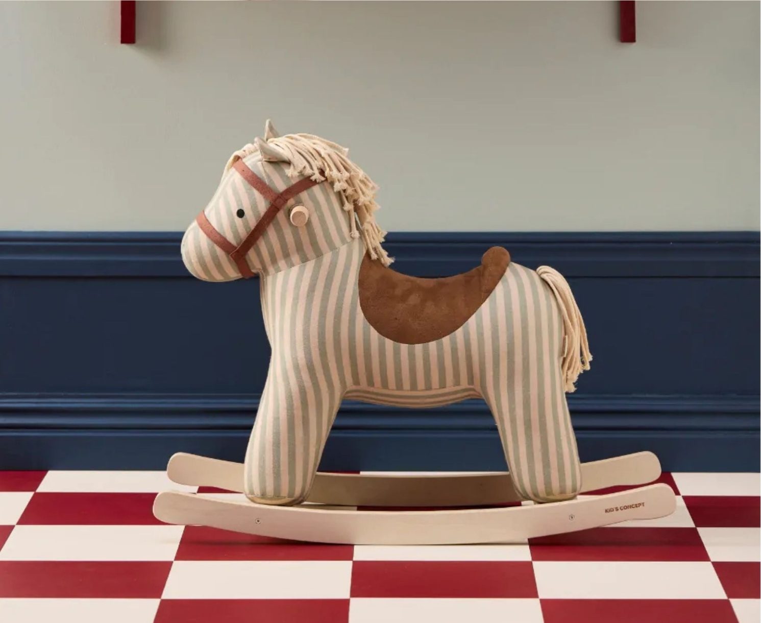 Cheval à bascule rayé Kid's Concept – idée cadeau Noël bébé et jouet traditionnel pour enfant