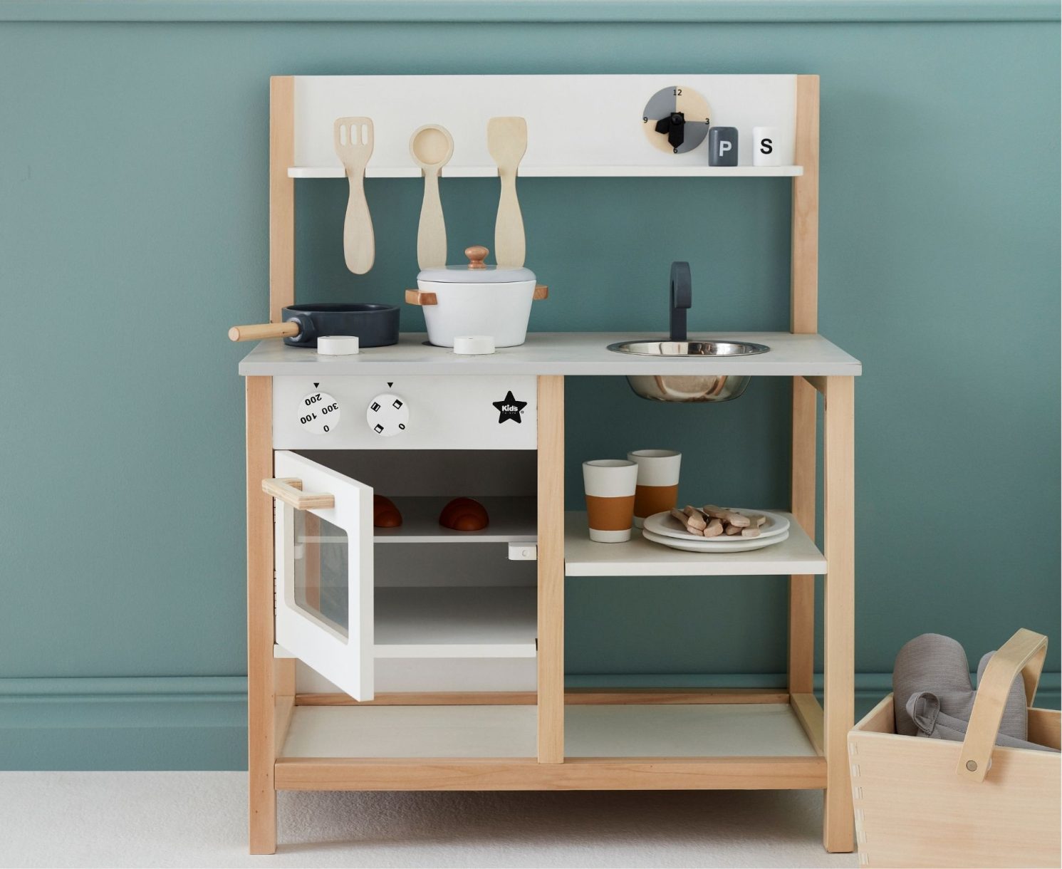Cuisine en bois pour enfant Kid's Concept avec ustensiles et accessoires – idée cadeau Noël bébé et jouet d’imitation