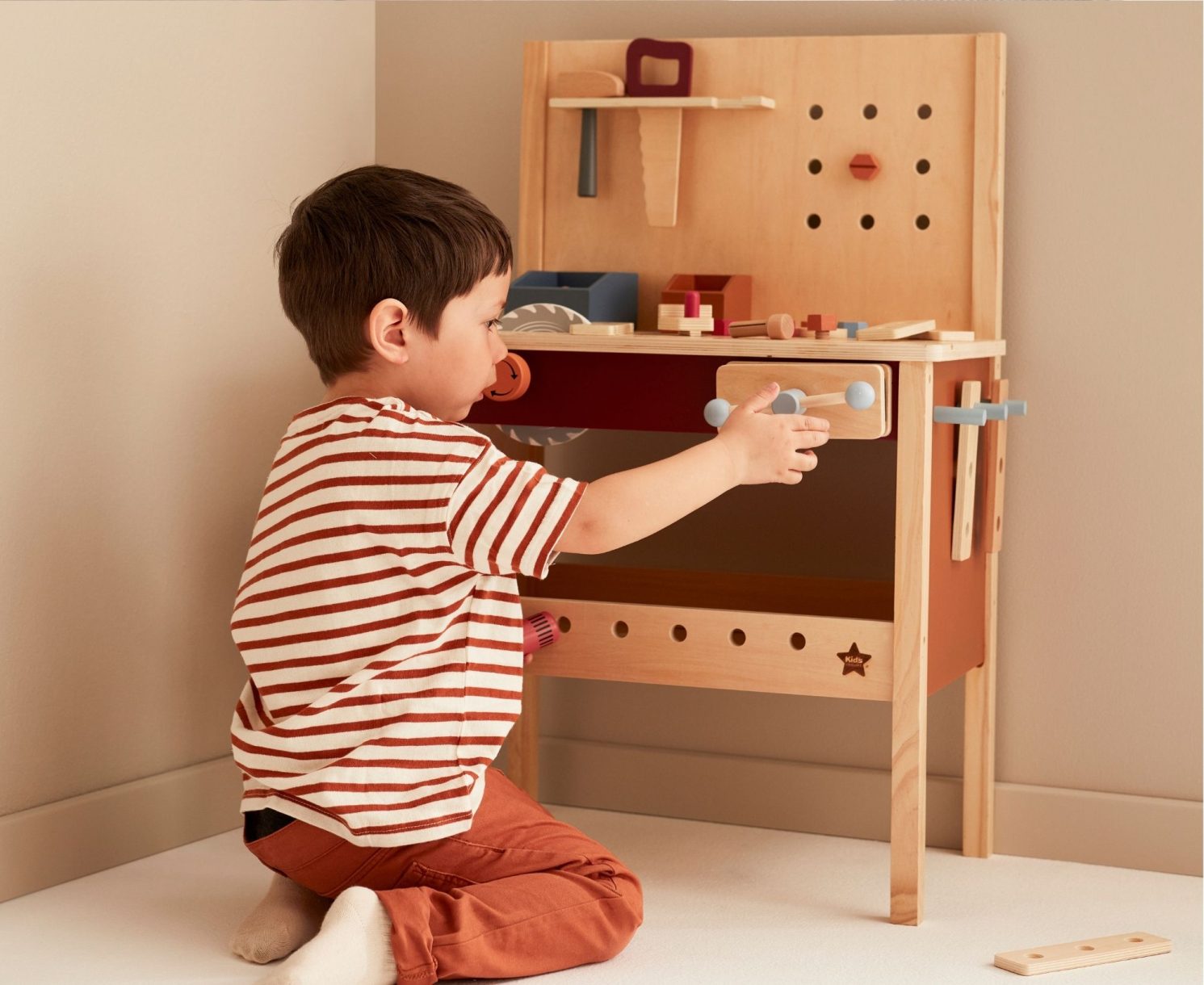 Enfant jouant avec un établi en bois Kid's Concept et des outils – idée cadeau Noël bébé et jouet d’éveil créatif