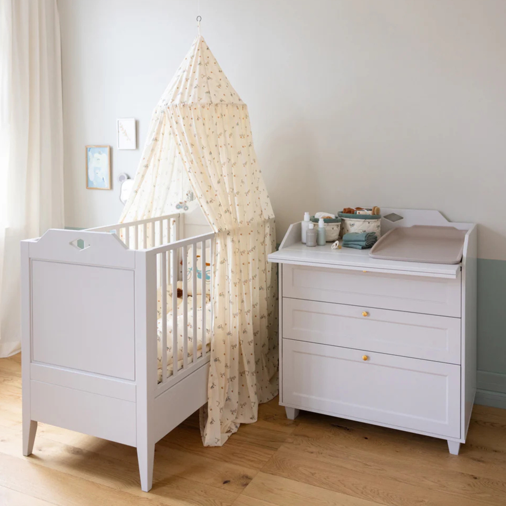 Commode à langer blanche Luca Cam Cam dans une chambre bébé avec lit à barreaux